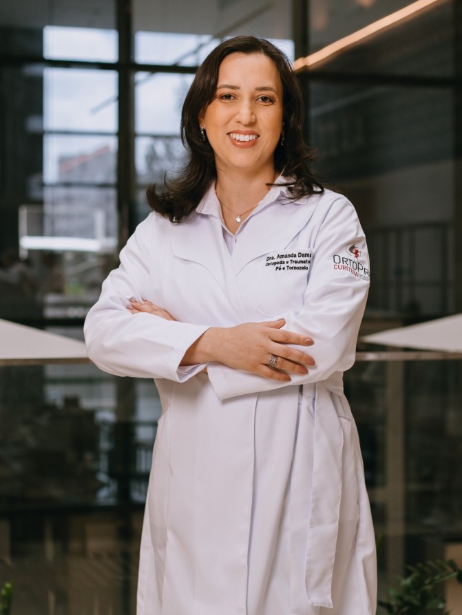 Dra. Amanda Damazio — ortopedista em Curitiba
